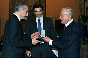Il professor Alberto Quadrio Curzio riceve il premio dalle mani di Gianni Letta