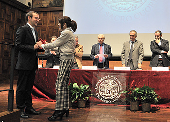La consegna del premio miglior laureato dell'anno a Edoardo Grossule - Foto di Davide Gelli