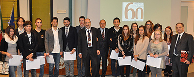 Foto di gruppo per i dottori di ricerca premiati e per gli studenti che hanno ricevuto le borse di studio