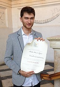 Alberto Alarico Vignati a Venezia con la pergamena del vincitore del Campiello Giovani