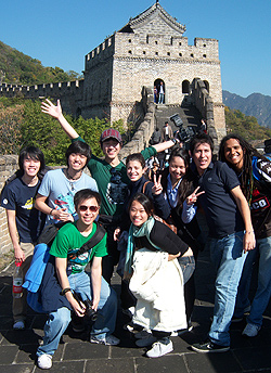 Alessandra Spadaro (al centro) con i compagni di avventura sulla Muraglia cinese