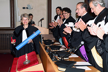 Irina Bokova al momento della consegna della laurea honoris causa applaudita da rettore e presidi