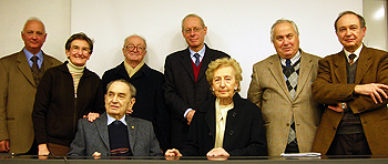 Da sinistra, nella seconda fila, i professori Schiavi, Pagetti, Girardi, Scaramellini, Laureti e Smiraglia. In prima fila, il professor Bruno Parisi con la moglie