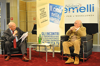 Andrea Camilleri nella hall del Gemelli, intervistato da Luciano Onder (a sinistra)