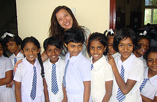 Angelica D'Errico con i bambini dello Sri Lanka