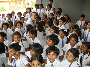 Annalisa Carmen Vigna con i bambini dello Sri Lanka