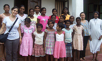 Annalisa Carmen Vigna con i giovani e le suore dello Sri Lanka