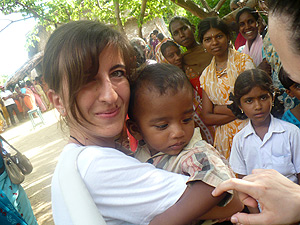 Francesca Tammeleo in India con in braccio un bambino