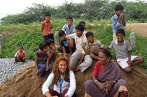 Margherita Verna con i bambini e le donne dell'India