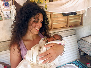 Roberta Trotta con un bambino nella sua esperienza ghanese