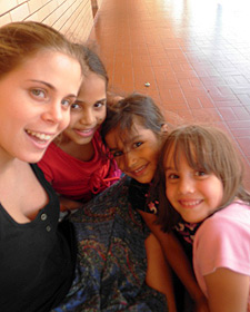 Chiara Beolchi con i bimbi brasiliani durante il suo stage