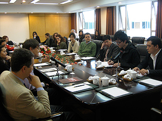 Agli Hengdian World Studios, l’incontro con Zhijiang Liu, General Manager degli studios. Accanto a lui Annson Yun, traduttore e nostro accompagnatore nelle visite agli studios