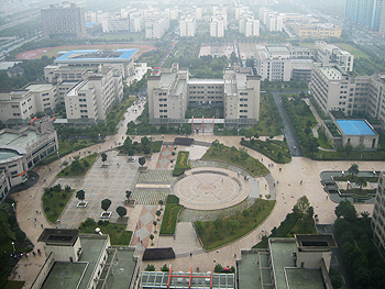 8.	Vista parziale del campus della University of Media and Communication. L’intero campus ospita 500.000 studenti di varie Università: la provincia dello Zhejiang ha deciso di investire molto nella formazione