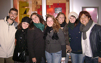 Monica Galli e Cristina Fona (seconda e quarta da sinistra) con gli amici conosciuti nel loro anno a Parigi