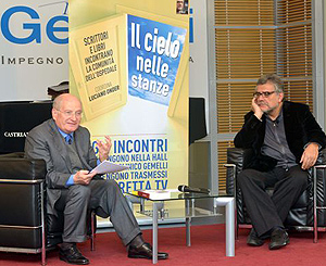 Massimo De Cataldo (a destra), intervistato da Luciano Onder, è stato ospite del ciclo "Il cielo nelle stanze" al Policlinico Gemelli