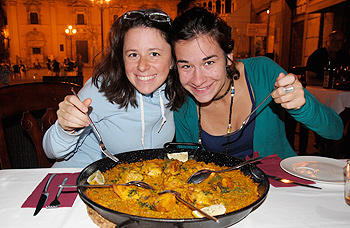 Elena Taurini (a sinistra) a Siviglia davanti alla classica Paella