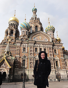 Elisa Mariotti a Mosca davanti al Cremlino
