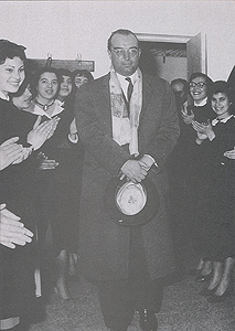 Luigi Gui durante la visita a una scuola