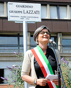 Un momento dell'intitolazione del Giardino Lazzati, con la vice sindaco Ada Lucia De Cesaris - credits foto: Comune di Milano 