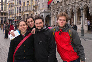 Giulia ( a sinistra) con gli amici a Bruxelles