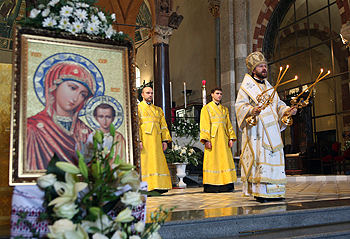 Un momento del rito ortodosso nella Basilica di Sant'Ambrogio