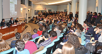 La sala Piana della sede piacentina affollata di studenti per l'incontro con Enzo Iacchetti