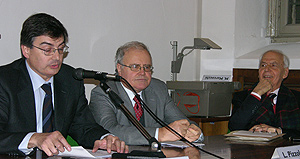 Il preside Angelo Bianchi, l'ex preside Luigi Pizzolato e il professor Luciano Pazzaglia alla festa per il professor Massimo Marcocchi 