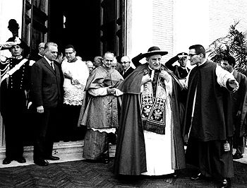 5 novembre 1961. Papa Giovanni XXIII inaugura solennemente la facoltà di Medicina e chirurgia. Alle sue spalle Giovanni Battista Montini, che gli succedette al soglio pontificio col nome di Paolo VI