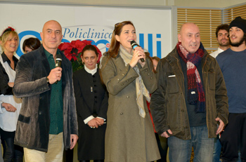 Roma, 18 dicembre 2012. Un momento della festa di Natale nella hall del Gemelli. Da sinistra:Roberto Ciufoli, Veronica Maya e Maurizio Battista