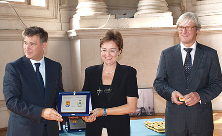 Il sindaco Adriano Paroli premia la professoressa Lucia Mor
