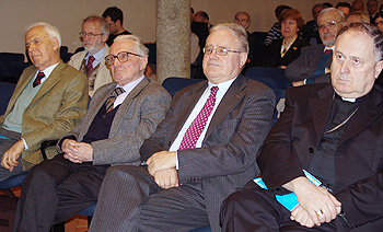 Il saluto al professor Franco Pizzolato, secondo da destra. Da sinistra i professori Luciano Pazzaglia e Massimo Marcocchi, lo stesso Pizzolato e monsignor Erminio De Scalzi