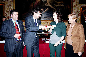Agnese Sala riceve il premio da Manfredi Palmeri, presidente del Consiglio comunale di Milano