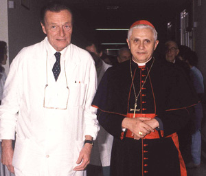 Il 30 novembre 1988 il professor Gianfranco Rossi accompagna l’allora cardinale Joseph Ratzinger in visita per l’inaugurazione del reparto di neurochirurgia infantile del Policlinico A. Gemelli
