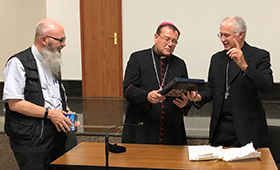 Monsignor Fracescco Braschi, l'arcivescovo cattolico di mosca monsignor Paolo Pezzi e monsignor Claudio Giuliodori