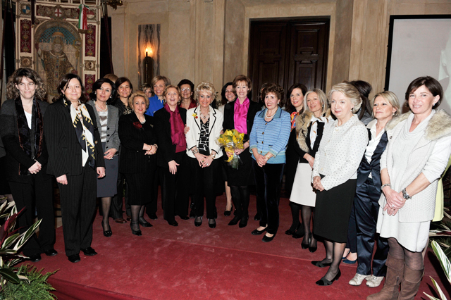 Foto di gruppo per le ventuno donne premiate (foto Gianni Congiu per gentile concessione del Comune di Milano) 