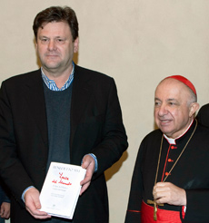 Peter Seewald con il cardinale Dionigi Tettamanzi in aula Pio XI