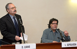 Il professor Dante Liano, organizzatore di El dia negro, presenta agli studenti lo scrittore cileno Luis Sepúlveda