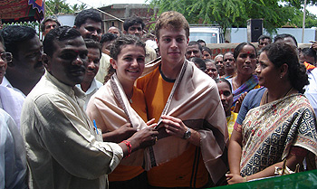 Alessandro Andreani e Nicole Feliciani accolti dalla gente dell'India