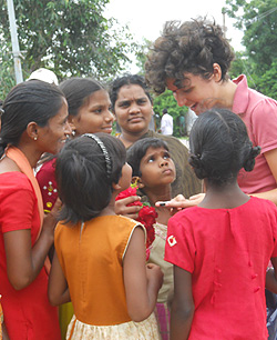 Sara Caputo con le donne e i bambini dell'Andra Pradesh