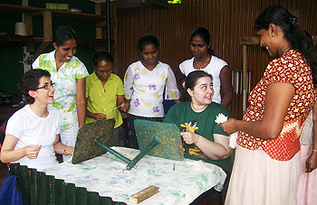 Maria Teresa Riccardi (a sinistra) con alcune donne sri lankesi e con la compagna di viaggio Antonella Semerano