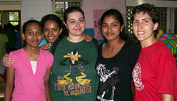 Maria Teresa Riccardi (a destra) con alcune ragazze sri lankesi e con la compagna di viaggio Antonella Semerano