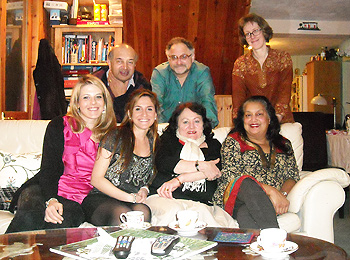 Valeria Coco (seconda da sinistra seduta sul divano con la collega Elisa Giammarioli) con alcuni professori del corso di patologia