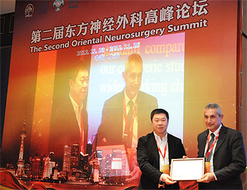 Il professor Visocchi premiato dal presidente dei neurochirurghi cinesi