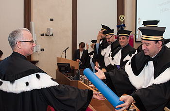 Il professor Thomas Bradbury riceve la laurea honoris causa dalle mani del rettore Franco Anelli