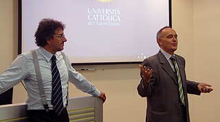 Riccardo Redaelli e Maurizio Carandini durante la lezione di geopolitica promossa in Cattolica da Cestingeo