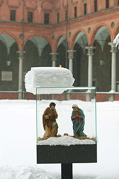 La nevicata del 7 gennaio 2009 imbianca il presepio nel chiostro di largo Gemelli