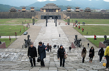 Armando Fumagalli e Airaldo Piva (General Manmager di Hengdian Group Europe, condirettore del seminario e nostro principale “ponte” con la Cina) sulla scalinata che porta alla sala del trono della ricostruzione della Città Proibita