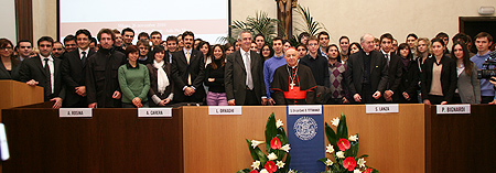 Foto di gruppo con i giovani in aula Pio XI per il cardinale Dionigi Tettamanzi. Accanto a lui il rettore Lorenzo Ornaghi e l'assistente ecclesiastico generale monsignor Sergio Lanza