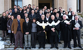 Un gruppo di laureati e docenti della sede con il rettore Ornaghi