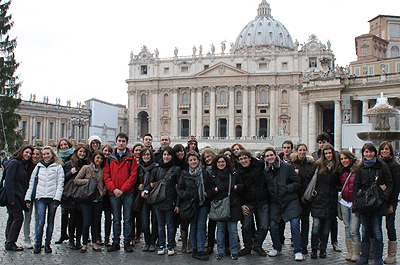 La delegazione Laboratorio di Editoria - Educatt in piazza san Pietro a Roma